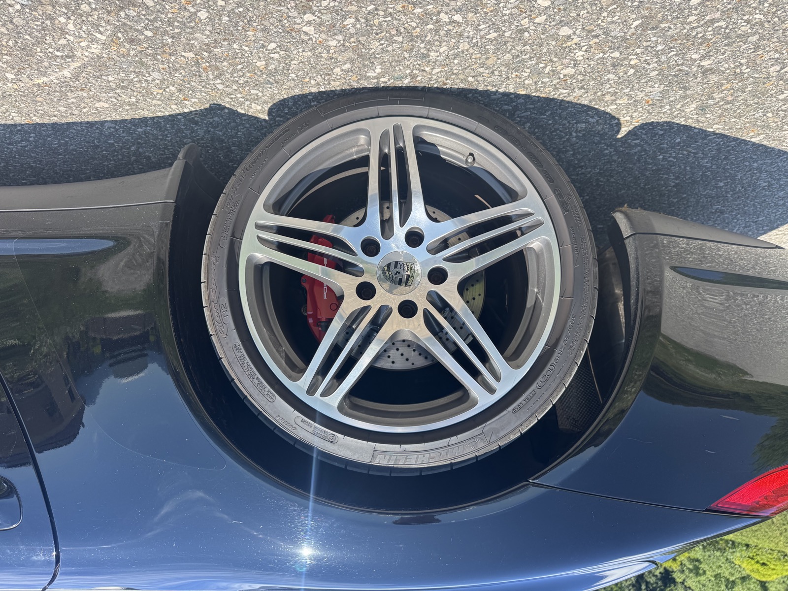 Porsche Turbo Felge mit rotem Bremssattel