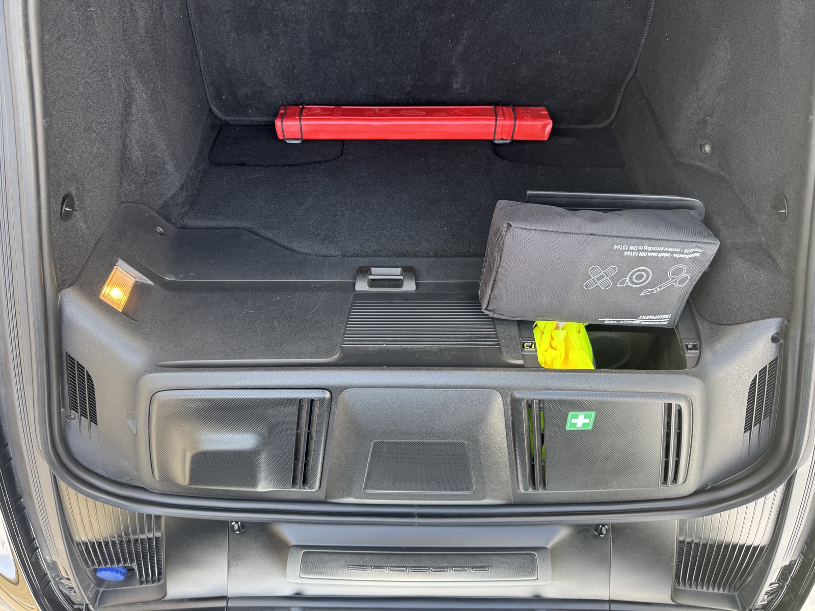 Kofferraum vorn mit Verbandtasche und Warndreieck