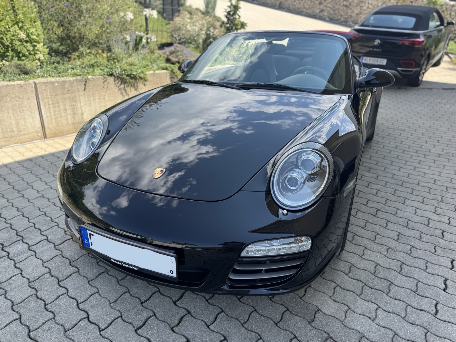 Front auf Pflasterauffahrt