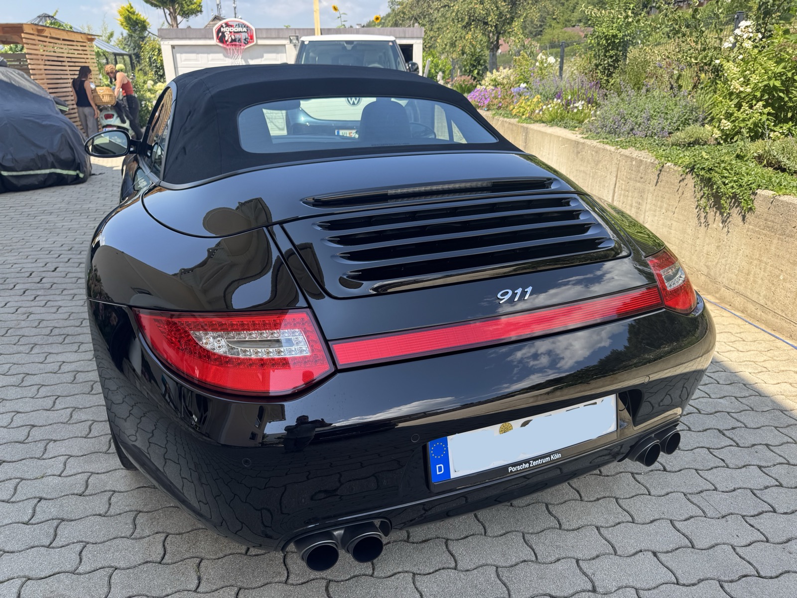 Heckansicht mit 911-Schriftzug