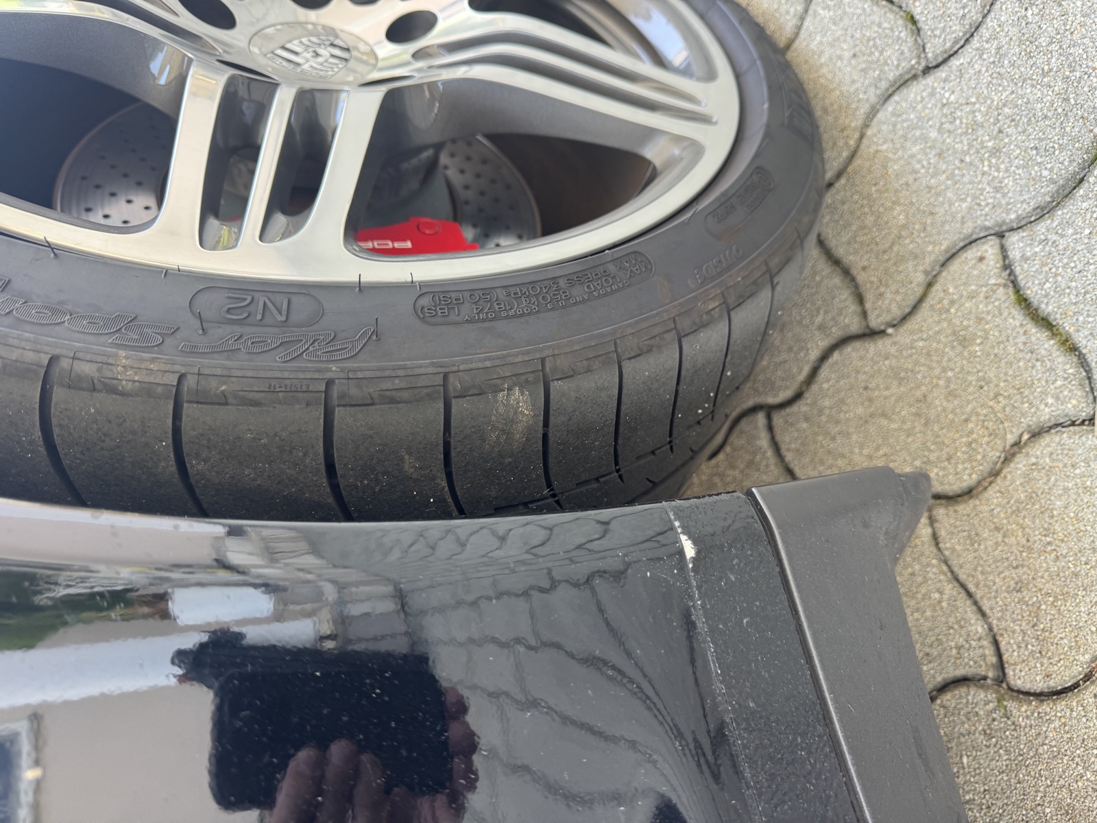 Vorderreifen mit Profil und Bremssattel