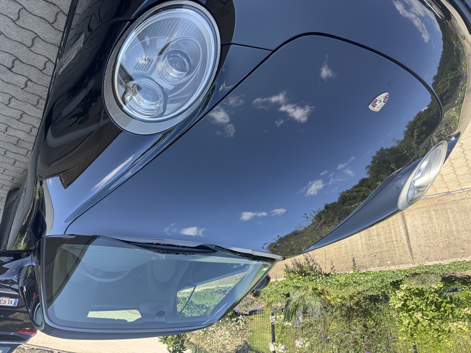 Fronthaube mit Porsche-Wappen